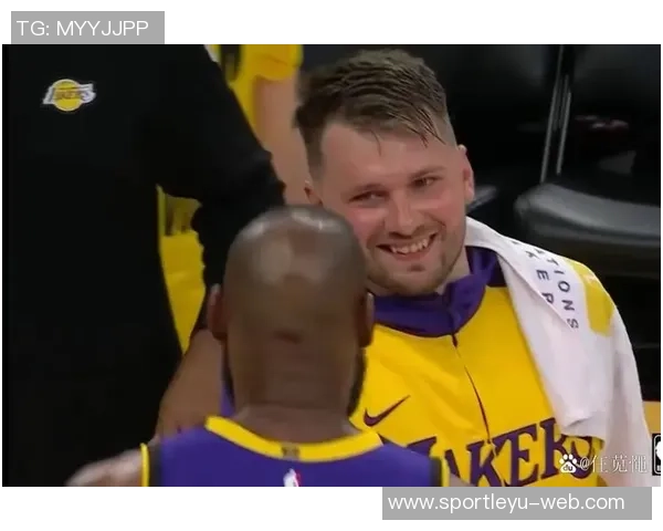 詹姆斯在东契奇和里夫斯的光芒下显得孤独让人心疼的篮球传奇